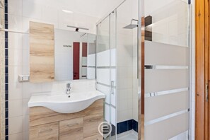 Bruser, bidet, håndklæder, Shampoo