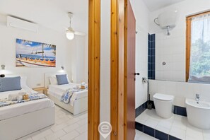 Douche, bidet, serviettes fournies, shampoing