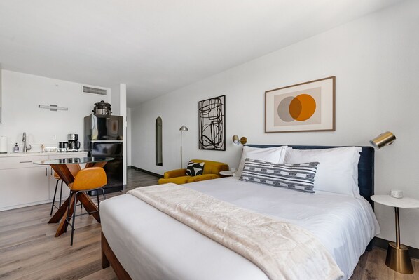 Een bureau, een strijkplank/strijkijzer, reisbedje, internet