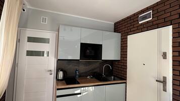 Apartament superior, aire condicionat, vistes a la ciutat | Cuina privada | Cafetera i tetera i bullidora elèctrica