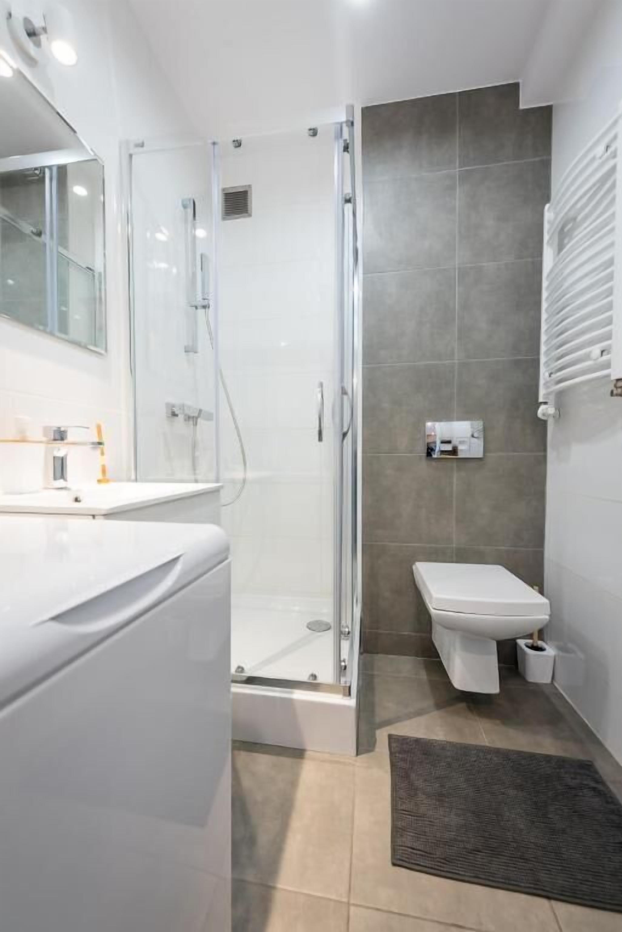 Apartemen Comfort, pemandangan kota | Kamar mandi | Pengering rambut, handuk, sabun, dan sampo