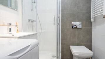 Comfort Apartment, City View | Bathroom | Hair dryer, towels, soap, shampoo