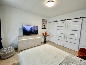 Familie suite, uitzicht op de stad | Individueel gedecoreerd, een strijkplank/strijkijzer, gratis wifi