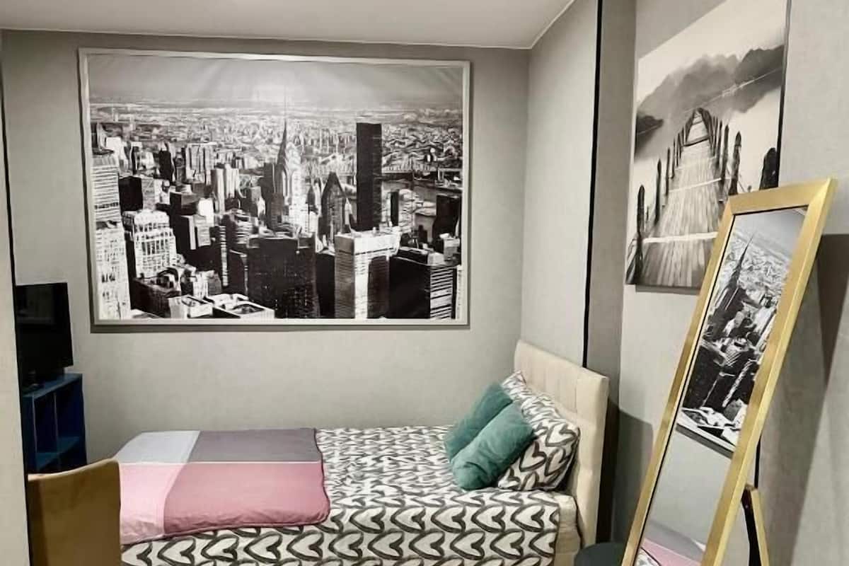 Individually decorated, iron/ironing board, free WiFi, bed sheets