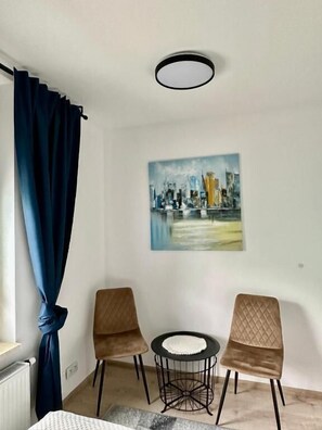 Perhesviitti, kaupunkinäköala | Yksilöllisesti sisustettu, silitysrauta/-lauta, ilmainen Wi-Fi