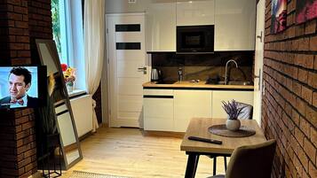 Apartamento superior, Aire acondicionado, vistas a la ciudad | Cocina privada | Cafetera o tetera, hervidor eléctrico y utensilios de cocina