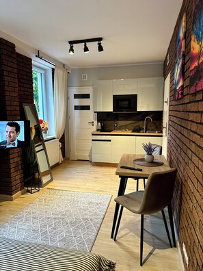 Departamento superior, aire acondicionado, vista a la ciudad | Cocina privada | Cafetera y tetera, tetera eléctrica y utensilios de cocina 