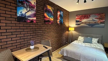 Superior-Apartment, Klimaanlage, Stadtblick | Wohnbereich | 35-Zoll-Flachbildfernseher mit Digitalempfang