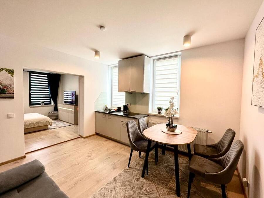 Familien-Suite, Stadtblick | Wohnbereich | 35-Zoll-Flachbildfernseher mit Digitalempfang
