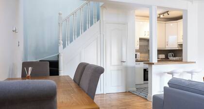 Spacious 2 Bed House - 20 Min Bus To City Center