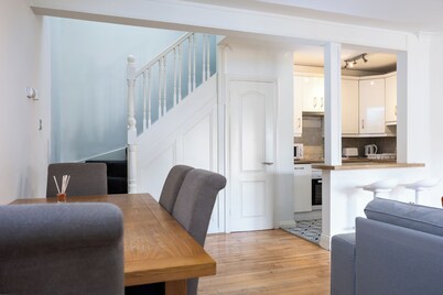 Spacious 2 Bed House - 20 Min Bus To City Center