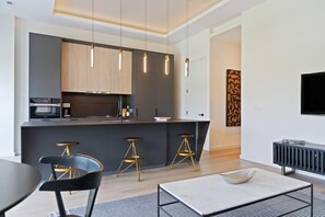 Frigorifero, microonde, piano cottura, lavastoviglie