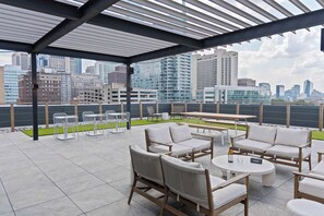 Outdoor dining - Sosuite | 1BR Apt w Roof Deck, Gym, Laundry (Philadelphia)