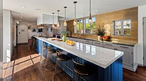 ثلاجة، ميكروويف، فرن، موقد طهي مسطح