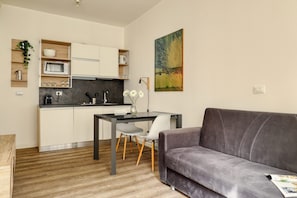 Departamento, 2 habitaciones, balcón | Espacio para trabajar con laptop y tabla de planchar con plancha 