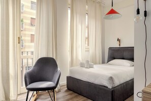 Departamento, 2 habitaciones, balcón | Espacio para trabajar con laptop y tabla de planchar con plancha
