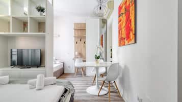 Apartment, 2 Schlafzimmer, Balkon | Wohnbereich | 32-Zoll-Flachbildfernseher mit Kabelempfang