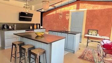 Een koelkast, een microgolfoven, een oven, een kookplaat