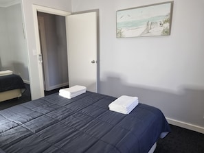 3 bedrooms, iron/ironing board, WiFi, bed sheets - City View 3 Bedrooms & Work from Home Office, close to airport (Koongamia)