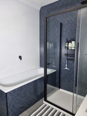 Hiustenkuivaaja, pyyhkeet, saippua, vessapaperi