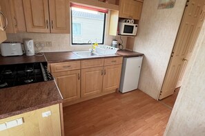 Fridge, microwave, oven, stovetop - Seaside Getaway Your Ultimate Island Retreat (Colchester)