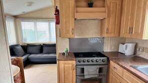 Fridge, microwave, oven, stovetop - Seaside Getaway Your Ultimate Island Retreat (Colchester)
