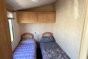 2 bedrooms, free WiFi, bed sheets - Seaside Getaway Your Ultimate Island Retreat (Colchester)