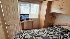 2 bedrooms, WiFi (free), bed sheets - Seaside Getaway Your Ultimate Island Retreat (Colchester)