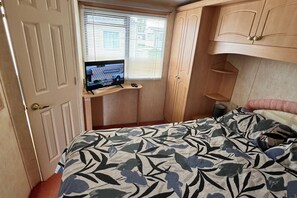 2 bedrooms, free WiFi, bed sheets - Seaside Getaway Your Ultimate Island Retreat (Colchester)