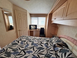 2 bedrooms, free WiFi, bed sheets - Seaside Getaway Your Ultimate Island Retreat (Colchester)