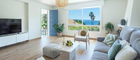 Smart TV, chimenea, futbolito y tenis de mesa