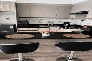 Een koelkast, een magnetron, een oven, een kookplaat