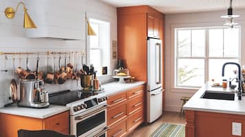 Frigorífico, horno, placa de cocina y lavavajillas