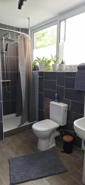 Douche, serviettes fournies, savon, papier toilette