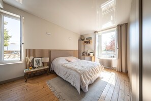 5 bedrooms, iron/ironing board, WiFi, bed sheets