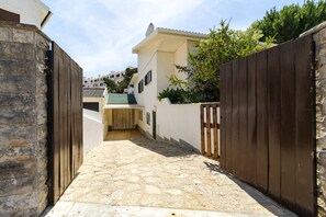 Exterior - Chic Coastal Villa • Pool, Garden & Beach Vibes (Carcavelos)