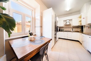 Private kitchen - Alfama Retreat: 4BR with Breathtaking River Views (Lisbon)