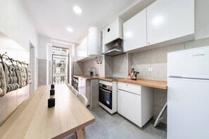 Private kitchen - Riverfront Elegance | 4+1BR Spacious Retreat (Lisboa)