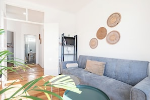 Living area - Riverfront Elegance | 4+1BR Spacious Retreat (Lisboa)
