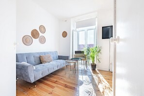 Living area - Riverfront Elegance | 4+1BR Spacious Retreat (Lisboa)