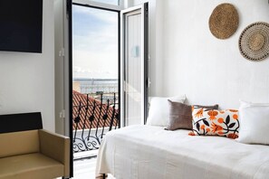 5 bedrooms, iron/ironing board, free WiFi, bed sheets
