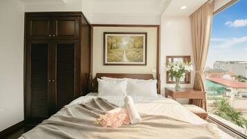 Skrivebord, skrivebord for bærbar PC og blendingsgardiner