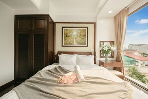 Escritorio, espacio para trabajar con laptop y cortinas blackout