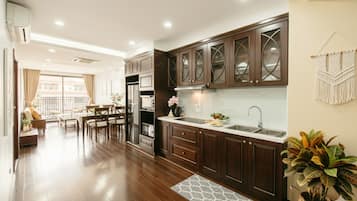 Full-sized fridge, microwave, oven, stovetop