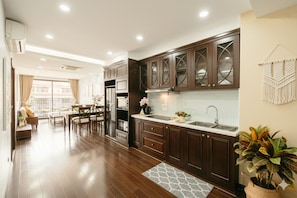 Full-size fridge, microwave, oven, stovetop