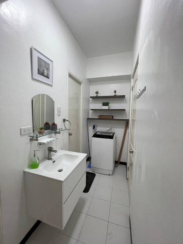 Shared Dormitory, 2 Bedrooms, Accessible, Pool View | Bahagian dalam