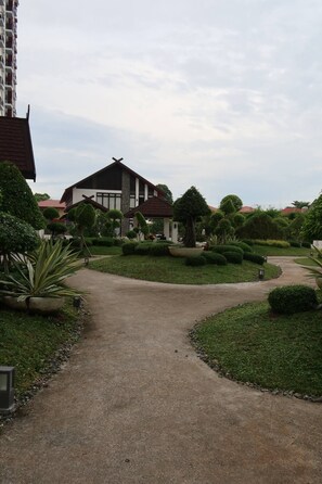 Gemeinsamer Schlafsaal, 2 Schlafzimmer, barrierefrei, Poolblick | Unterkunftsgelände
