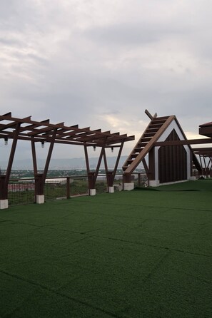 Dormitorio compartido, 2 habitaciones, accesible para personas con discapacidad, vistas a la piscina | Jardines del alojamiento