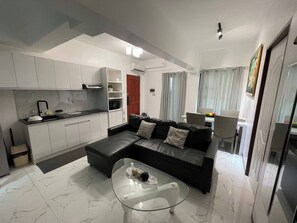 Shared Dormitory, 2 Bedrooms, Accessible, Pool View | Ruang tamu