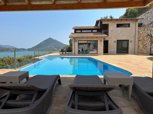 Een seizoensgebonden buitenzwembad